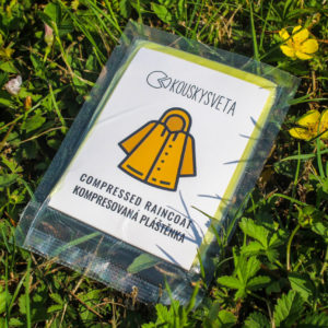 Kompresovaná pláštěnka kouskysveta - v trávě